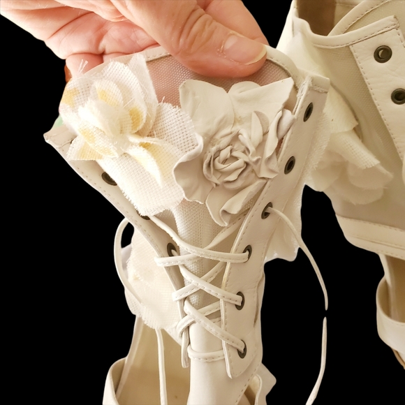 Donald j pliner. White high heels size 9 1/2M - Picture 3 of 11